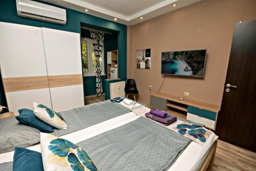 Кровать или кровати в номере Heart of Sofia Residence