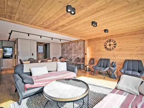 Chalet familial rénové avec jacuzzi, accès piste, ski room - FR-1-613B-42
