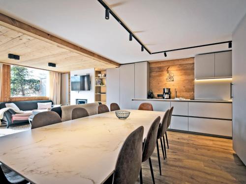 une cuisine et une salle à manger avec une table et des chaises dans l'établissement Chalet familial rénové avec jacuzzi, accès piste, ski room - FR-1-613B-42, aux Bruyères