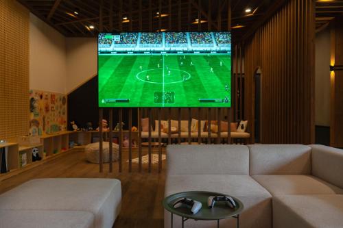 TV a/nebo společenská místnost v ubytování RIS Signature Villa Zovuni