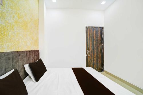Ένα ή περισσότερα κρεβάτια σε δωμάτιο στο Hotel O Shiv Shakti Kolar nahar bus stop
