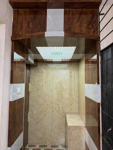 a room with a lobby with a ceiling at Vijay home stay in Sheva Nhava