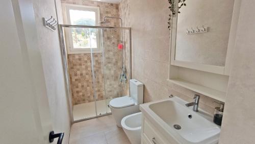 Sant Cebrià de VallaltaにあるCasa Blancaのシャワー、トイレ、洗面台を備えたバスルーム