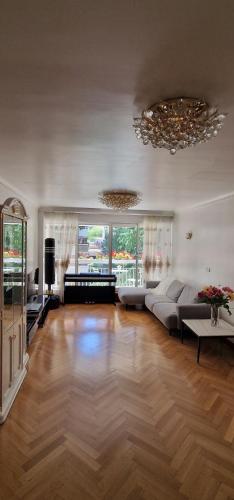 un grand salon avec un canapé et une table dans l'établissement Appartement parisien et familial de 90m2, à Paris