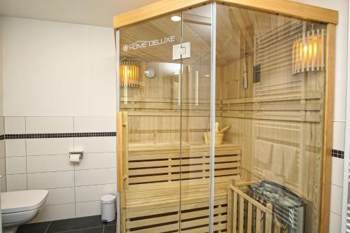 Koupelna v ubytování Nahe dem Seglerhafen, Balkon, eigene Sauna - Alte Fischfabrik Lauterbach FeWo 10