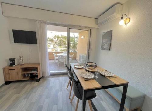 Televisyen dan/atau pusat hiburan di Appartement Port de Hyères 4 personnes