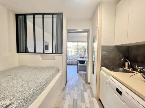 Dapur atau dapur kecil di Appartement Port de Hyères 4 personnes