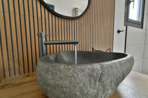 a large concrete tub in a room with a mirror at Une nuit en Luberon in Puyvert