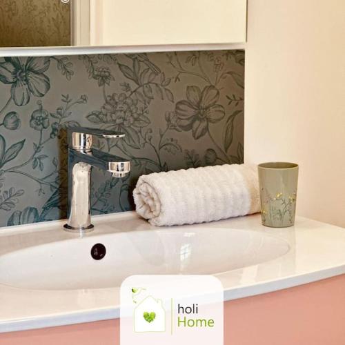 - un lavabo avec miroir et une serviette dans l'établissement H9 Petite maison de campagne, à Domalain