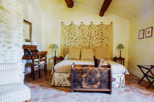 une chambre avec un lit, une table et un bureau dans l'établissement La Verrière, à Crestet