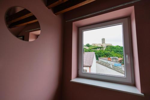 ventana en una habitación con vistas en Apartamenty Mostowa - klimatyczny nocleg z widokiem w centrum Iłży, en Iłża