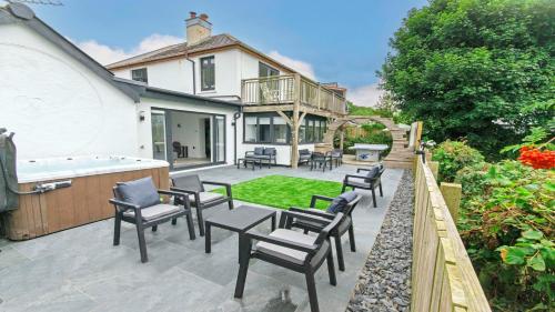 Vườn quanh Bag-End House - Unique home with Balcony, Beautiful Views, Ping Pong and Hot Tub option - Sleeps 14