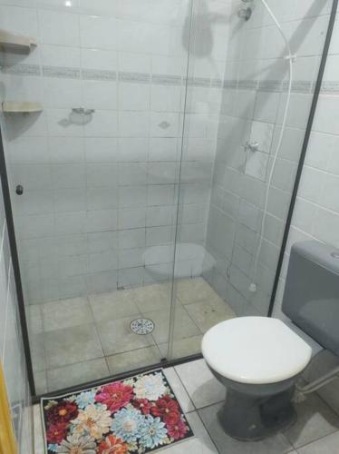 a bathroom with a shower and a toilet at Exclusivo Haras Marilu! in Atibaia