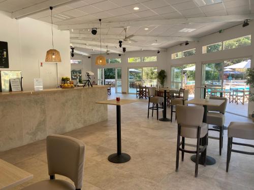 un restaurant avec des tables et des chaises et un bar dans l'établissement La Joya de Villepey, à Saint-Aygulf