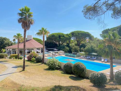 une image d'une piscine dans un complexe hôtelier dans l'établissement La Joya de Villepey, à Saint-Aygulf