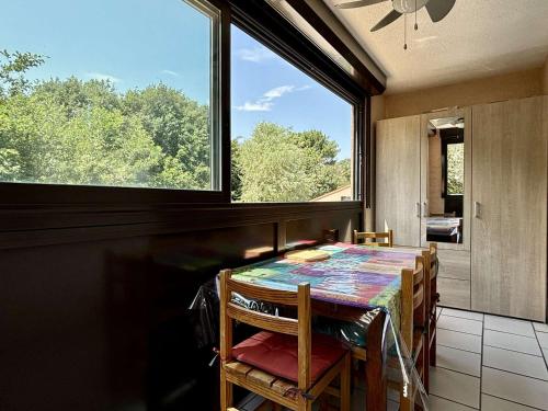 une salle à manger avec une table et une grande fenêtre dans l'établissement Appartement 2 pièces avec loggia vitrée, piscine et parking à 300m de la plage - Argelès-sur-Mer - FR-1-225-804, à Argelès-sur-Mer