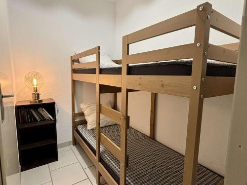 quelques lits superposés dans une chambre dans l'établissement Appartement 2 pièces avec loggia vitrée, piscine et parking à 300m de la plage - Argelès-sur-Mer - FR-1-225-804, à Argelès-sur-Mer