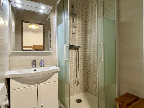une salle de bain avec un lavabo et une douche en verre dans l'établissement Appartement 2 pièces avec loggia vitrée, piscine et parking à 300m de la plage - Argelès-sur-Mer - FR-1-225-804, à Argelès-sur-Mer