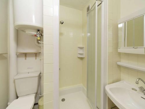 une salle de bain avec toilettes, lavabo et douche dans l'établissement Appartement Lumineux 4 Pers à 200m des Pistes - Balcon et Casier à Skis - FR-1-400-130, à Eaux-Bonnes