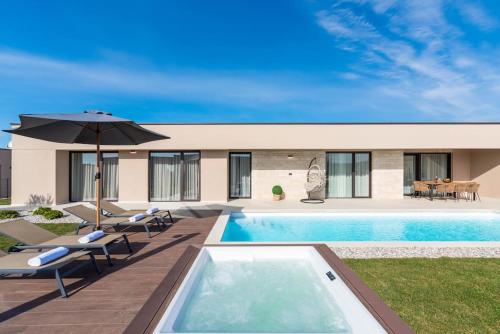 La alberca dentro o cerca de Villa Daleo with heated pool and jacuzzi near Porec
