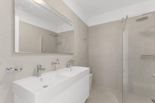 Un baño de Villa Daleo with heated pool and jacuzzi near Porec