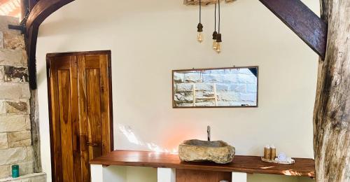 una camera con un tavolo in legno e una finestra di Pearl Beach Resort Gili Asahan a Gili Asahan