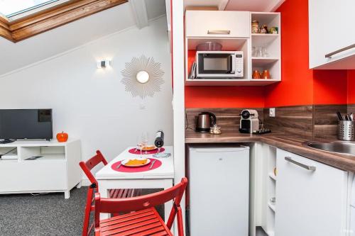 une petite cuisine avec une table et un micro-ondes dans l'établissement Pomme d'Eve - Hypercentre - Clim, à Toulouse