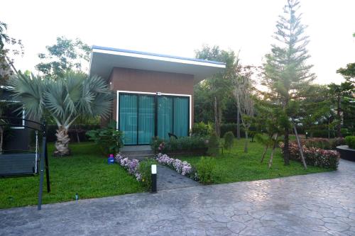 a small house with a garden in front of it at SeeView Resort (ซีวิว รีสอร์ต) in Ban Pak Nam