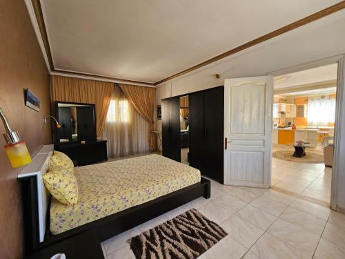 Un pat sau paturi într-o cameră la location saisonnière un étage de villa à hammam sousse