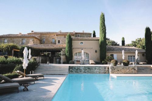 une maison avec une piscine devant une maison dans l'établissement La Verrière, à Crestet