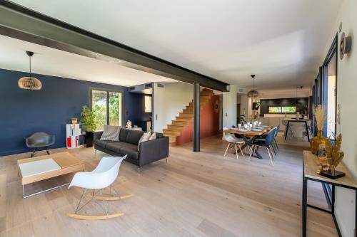 un salon avec un canapé et une table dans l'établissement Piscine, clim, terrain de pétanque et jeux enfants, à Montpellier