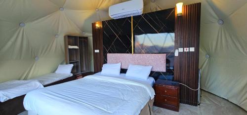 Ένα ή περισσότερα κρεβάτια σε δωμάτιο στο Rum Plaza Deseret Camp