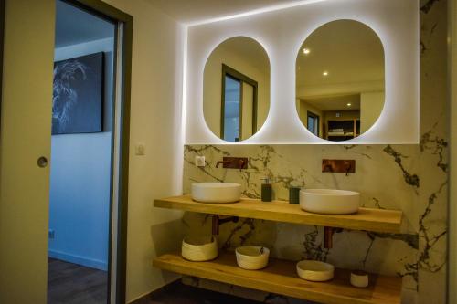 une salle de bain avec deux lavabos et un miroir dans l'établissement Chez Dyl's Villa tout confort, à Saint-Georges-du-Bois