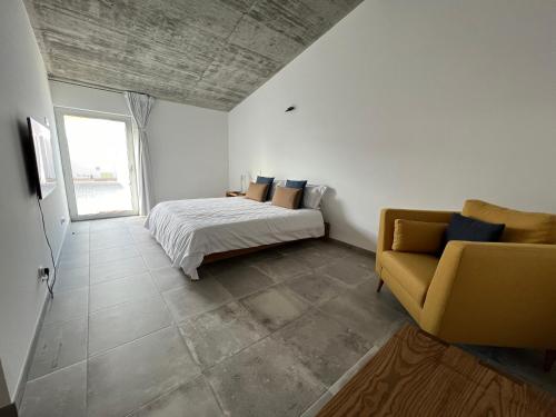 Ένα ή περισσότερα κρεβάτια σε δωμάτιο στο Casas SaoMiguel31
