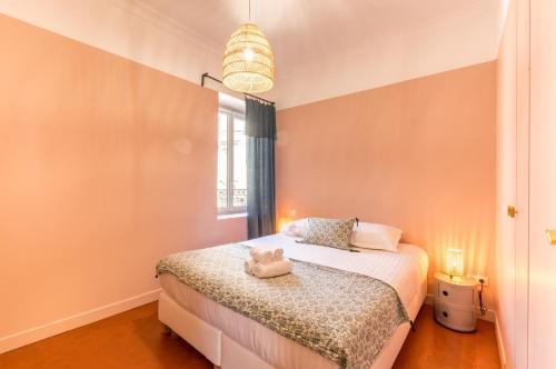 une petite chambre avec un lit et une fenêtre dans l'établissement Suite Comedie - Premiere conciergerie, à Montpellier