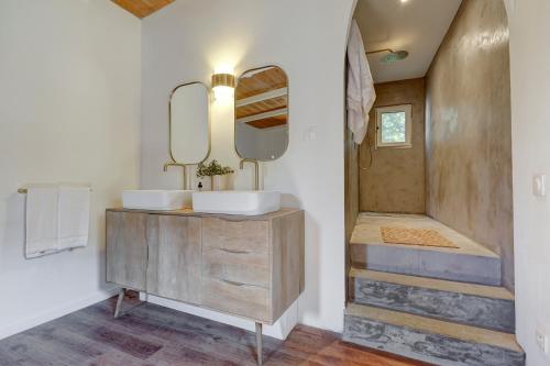 une salle de bain avec deux lavabos et une douche dans l'établissement A Casetta - Maison climatisée avec piscine, à Belgodère