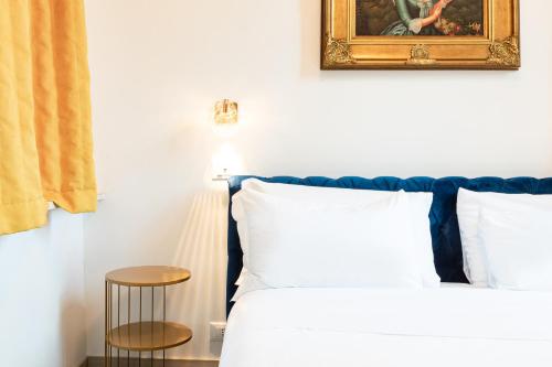 Uma cama ou camas num quarto em Il Monastero Collection