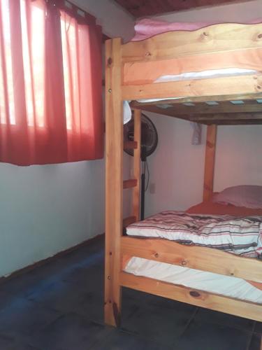deux lits superposés dans une chambre avec fenêtre dans l'établissement Cabañas La Fiaca, à Los Manantiales