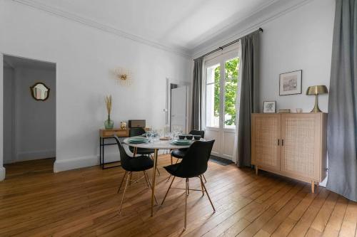 Posezení v ubytování LE COCON ART - Proche Thermes - Centre ville - Au calme