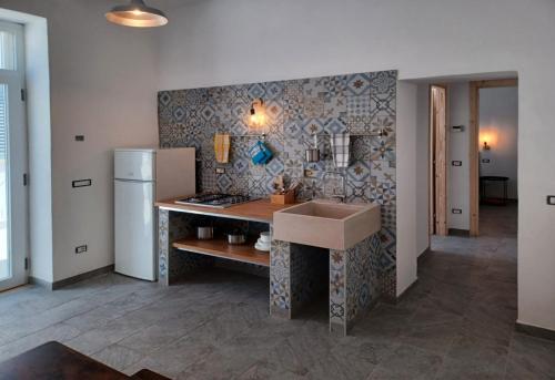 een keuken met een spoelbak en een koelkast bij Holiday Homes Villetta Blu in Nettuno