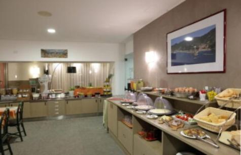 Una gran cocina con línea de buffet en un restaurante. en DELuxe 4 Bedrooms in Fegina Monterosso, en Monterosso al Mare