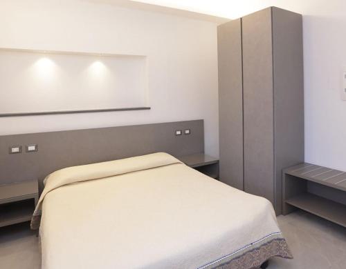 1 dormitorio con 1 cama blanca y armario en DELuxe 4 Bedrooms in Fegina Monterosso, en Monterosso al Mare