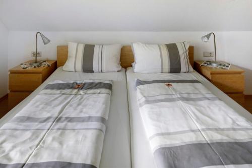 two beds in a room with two lamps at Sport Rees - Ferienwohnung Melanie in Oberried