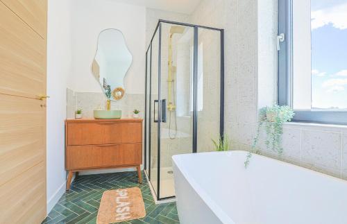 La salle de bains est pourvue d'une douche, d'une baignoire et d'un lavabo. dans l'établissement Casa Blanca, à Puget-Ville