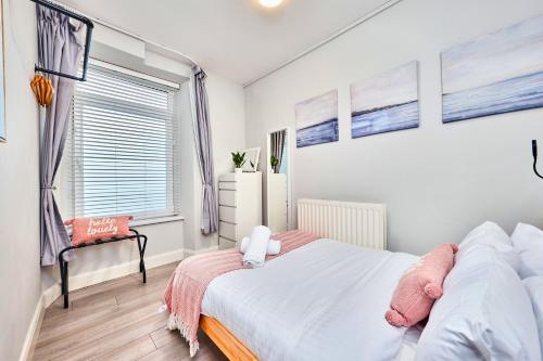 ein Schlafzimmer mit einem Bett und einem Fenster in der Unterkunft Princess Red 1 - Portrush by the Sea in Portrush