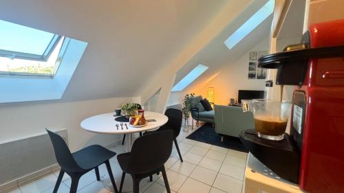 une pièce avec une table et des chaises et une cuisine dans l'établissement T2 Cozy Rungis - 15min de Paris !, à Rungis