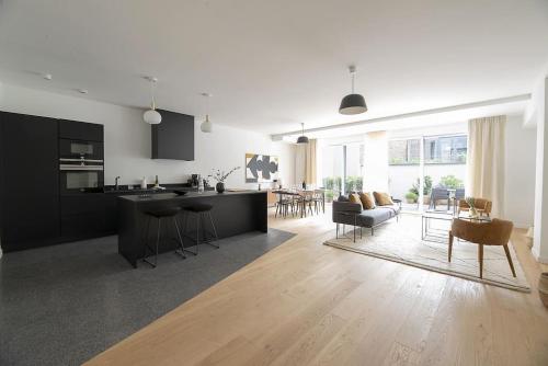 une cuisine et un salon avec une table et des chaises dans l'établissement Le Chic Vasselot, à Rennes