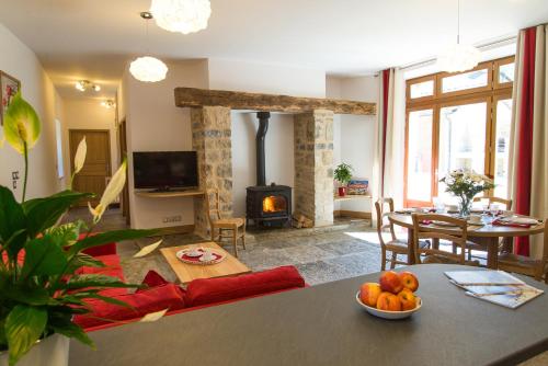 - un salon avec une table et une corbeille de fruits dans l'établissement La grange aux roses, à Nojaret