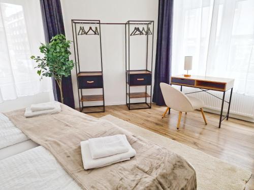 ein Schlafzimmer mit zwei Betten und einem Schreibtisch und einem Tisch in der Unterkunft stayVision LS1 Wohnung 1 - 2 Schlafzimmer - 6 Gäste - top WLAN in Wuppertal