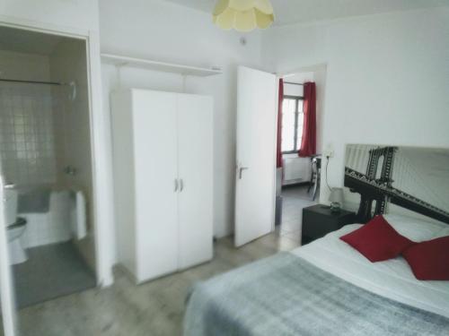 une chambre avec un lit et une salle de bain avec baignoire dans l'établissement Maisonnette de ville proche de la grande plage, à Saint-Malo